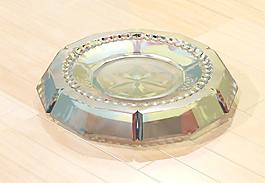 新的烟灰缸的香烟