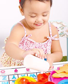 在一杯茶倒打小孩