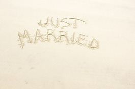 刚结婚的文本在沙滩上