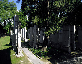 皇家园林北京天坛园林古木石碑绿草地