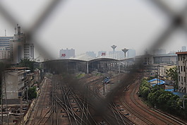 郑州火车站外解放路立交桥上拍摄到的郑州站
