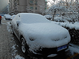 雪后轿车