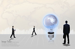 世界地图前的灯泡和商务人物