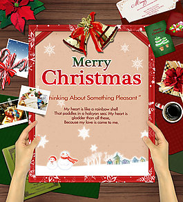 手中拿着的圣诞卡片