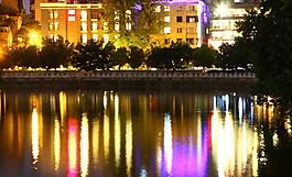 霓虹灯倒影图片