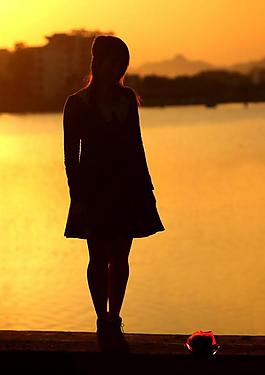 夕阳 女孩图片