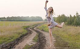 田野 女孩 跳舞图片