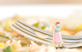 小型的家庭主妇准备洗盘子 没有热情