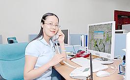 亚洲美女写真 中国 白领 商务 电话 办公 办公室图片