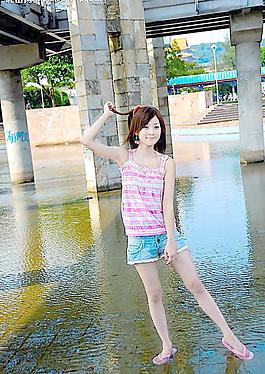 台湾网络人气美女果子MM粉色条纹T恤图片