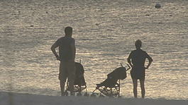 家庭的轮廓闪闪发光的海洋股票视频 视频免费下载