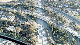 汽车在高速公路航空股票视频和卡车 视频免费下载