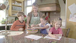 孩子们帮助母亲配料5股票的录像 视频免费下载