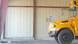 空的校车走出车库股票视频镜头 视频免费下载