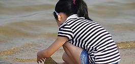 海边儿童图片