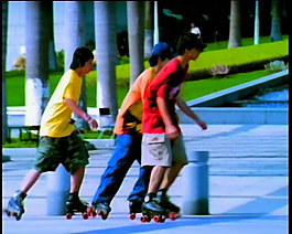 都市男孩踩滑板视频素材