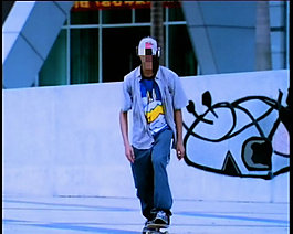 都市男孩踩滑板视频素材