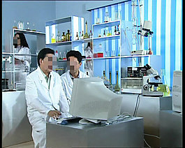 两个科学家在电脑前视频素材
