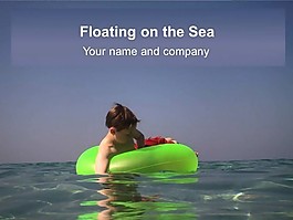 漂浮在海上的模板