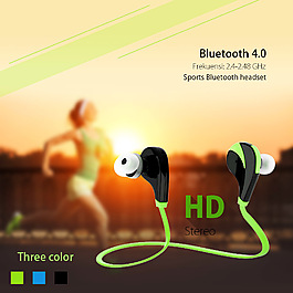 运动型入耳式耳机广告