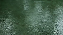 湖面上优美雨天