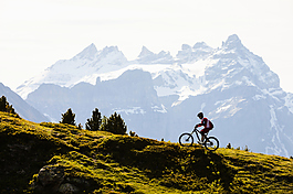 人物单车山背景素材