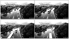 雨天城市穿梭的车辆黑白影像