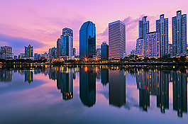 紫色天空和城市风景