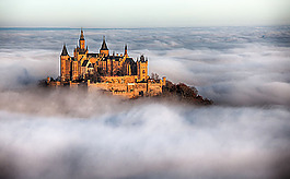 云海与城堡风景