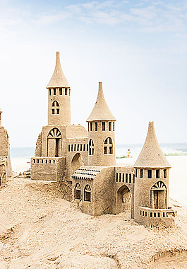 building a sandcastle图片