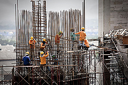 正在搭建建筑框架的工人