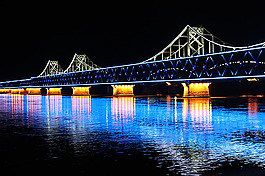 灯光璀璨的海上桥梁夜景