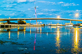灯光璀璨的码头桥梁夜景