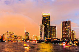 灯火辉煌的海边城市夜景