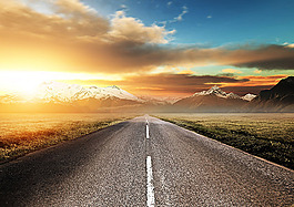 夕阳下的道路