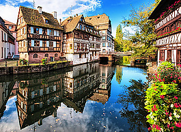 河边的欧洲小镇