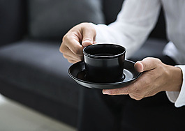 手上端着咖啡的男人