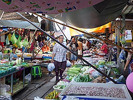 美功铁路市场,泰国,市场上