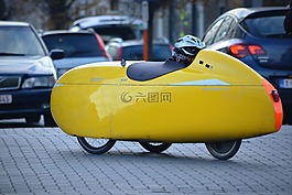 那里变 变的,躺车,车轮
