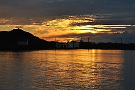 日落,黄金海中,云