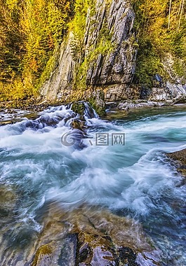 彩旗由于断裂,高山,山