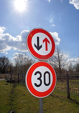 路标,禁止,请注意驱动器门前 迎面而来的交通