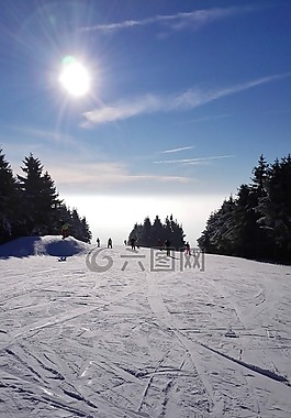 蓝色的天空,阳光明媚,雪