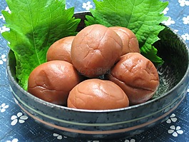 腌的李子,紫苏叶,菜