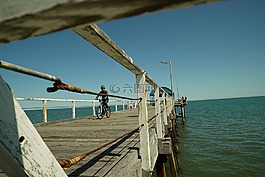 亨利海滩,码头,骑单车的男子