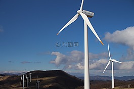 正在牧场,风车,风