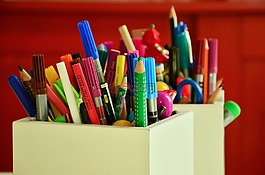 钢笔,彩色的铅笔,彩色铅笔