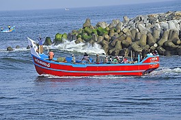 渔船,perumathura海滩,色彩缤纷