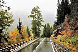 道路标志,公路,多雨的