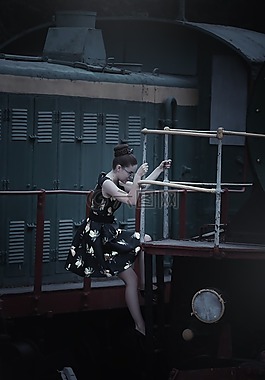 在火车站的女孩,蒸汽机车,复古